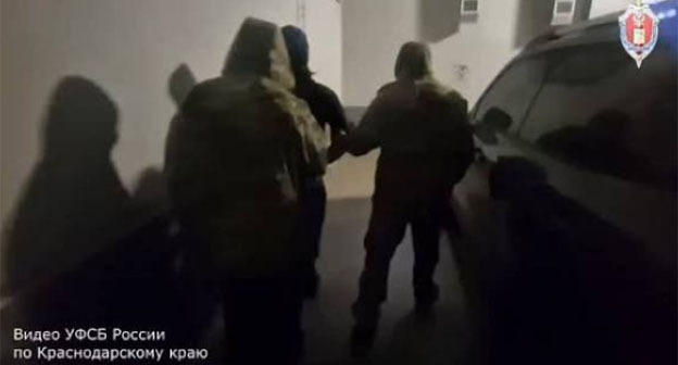 Задержание подозреваемого в приготовлении к поджогу трансформаторной подстанции. 31 марта 2026 г. Скриншот видео https://www.instagram.com/reels/DWizwpjjK3P/ Задержание подозреваемого в приготовлении к поджогу трансформаторной подстанции. 31 марта 2026 г. Скриншот видео https://www.instagram.com/reels/DWizwpjjK3P/