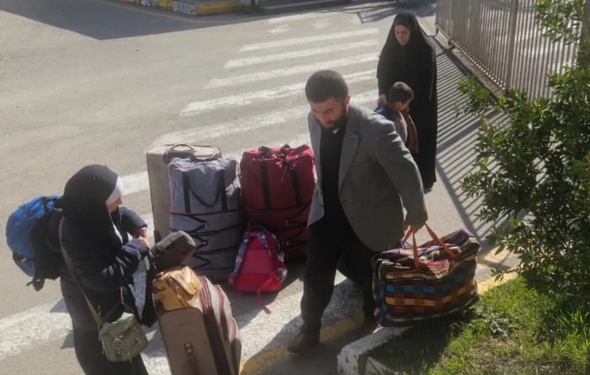 Иностранцы на КПП в Азербайджане. Скриншот фото Report от 31.03.26, https://report.az/ru/vneshnyaya-politika/iz-irana-v-azerbajdzhan-evakuirovano-bolee-3-tys-chelovek#gallery_daece218d9fe6d20ad0c6c63a6b917dd-3 Иностранцы на КПП в Азербайджане. Скриншот фото Report от 31.03.26, https://report.az/ru/vneshnyaya-politika/iz-irana-v-azerbajdzhan-evakuirovano-bolee-3-tys-chelovek#gallery_daece218d9fe6d20ad0c6c63a6b917dd-3