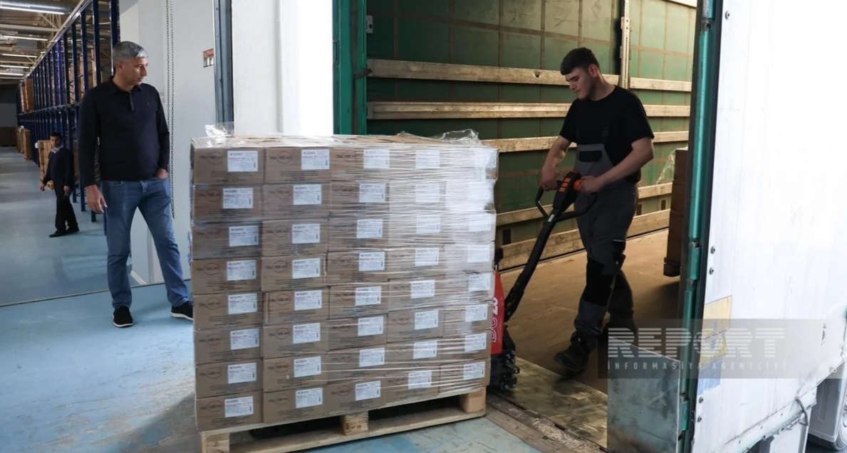 Погрузка гуманитарной помощи для Ирана. Фото: Report https://report.az/ru/vneshnyaya-politika/po-porucheniyu-prezidenta-azerbajdzhana-v-iran-napravlyaetsya-ocherednaya-gumpomosh Погрузка гуманитарной помощи для Ирана. Фото: Report https://report.az/ru/vneshnyaya-politika/po-porucheniyu-prezidenta-azerbajdzhana-v-iran-napravlyaetsya-ocherednaya-gumpomosh