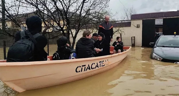 Эвакуация людей во время паводка в Дагестане. Фото: МЧС РФ по Республике Дагестан Эвакуация людей во время паводка в Дагестане. Фото: МЧС РФ по Республике Дагестан
