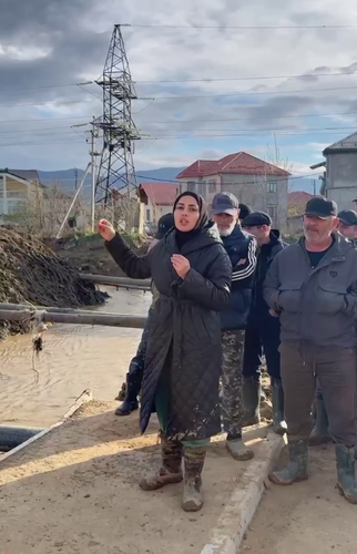 Кадр жители поселка Газораспределитель в Махачкале обратились к мэру Махачкалы и главе Дагестана с требованием убрать препятствия в русле реки. Фото: Черновик 2.0 / Telegram-канал Кадр жители поселка Газораспределитель в Махачкале обратились к мэру Махачкалы и главе Дагестана с требованием убрать препятствия в русле реки. Фото: Черновик 2.0 / Telegram-канал