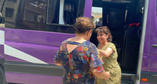 Переселенцы прибыли в Джебраил. Скриншот фото Report от 30.07.25, https://report.az/ru/vnutrennyaya-politika/ocherednaya-gruppa-pereselencev-otpravlena-v-gorod-dzhebrail3#gallery_b104f21702ead64b8a34031b04e7d7f6-33.