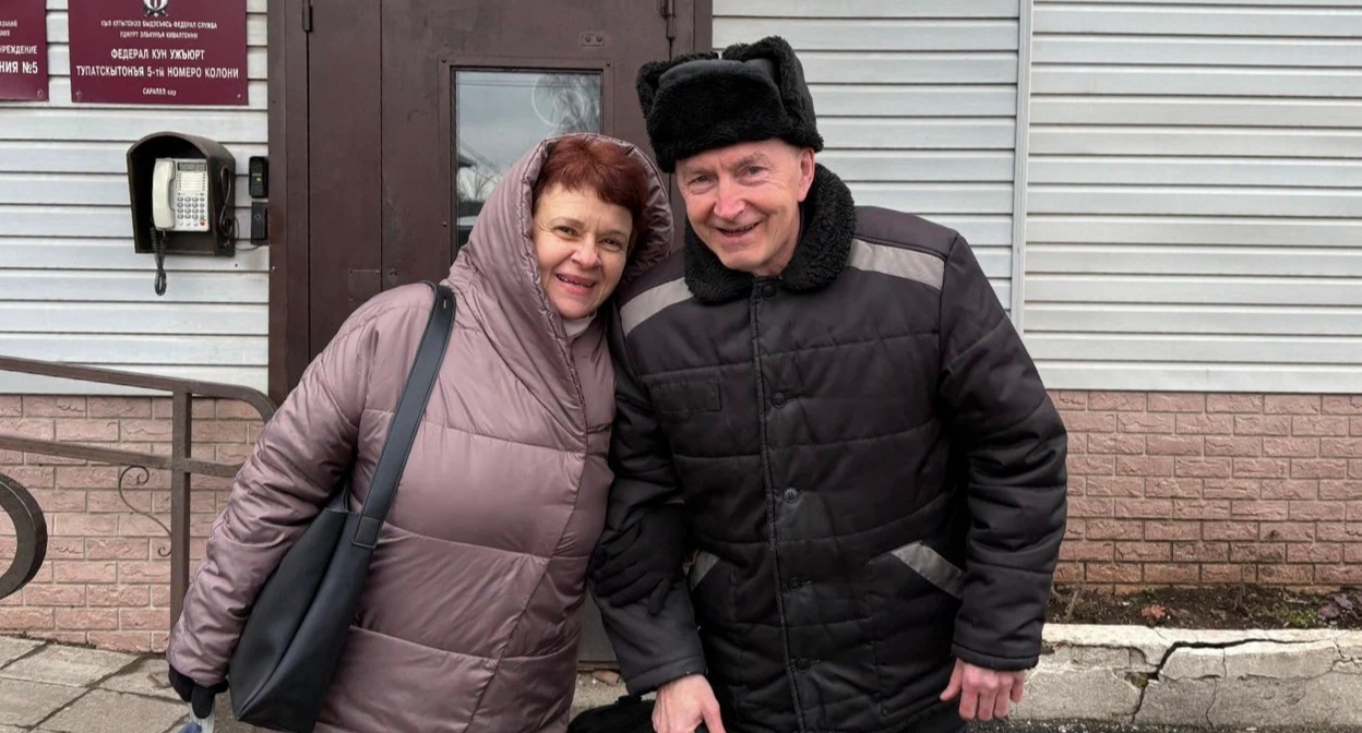 Валерий Рогозин с супругой после выхода из колонии. Апрель 2026 года. Фото с сайта, освещающего ситуацию с преследованием Свидетелей Иеговы в России (396 российских организаций Свидетелей Иеговы признаны экстремистскими, их деятельность в России запрещена по решению суда).