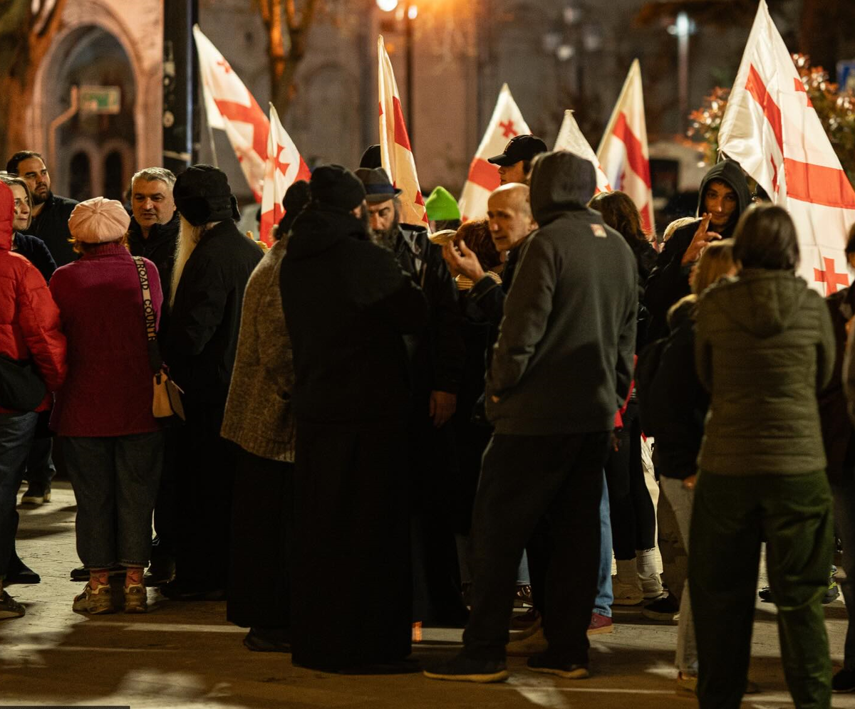 Кадр участников акции у парламента Грузии в 504-й день непрерывных протестов. Фото: Publika / Facebook