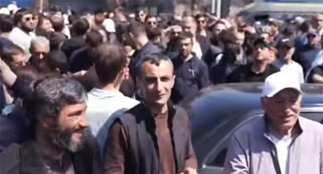 Cторонники Самвела Карапетяна во время акции. Скриншот видео https://www.youtube.com/watch?v=OSKKZm-7V7c