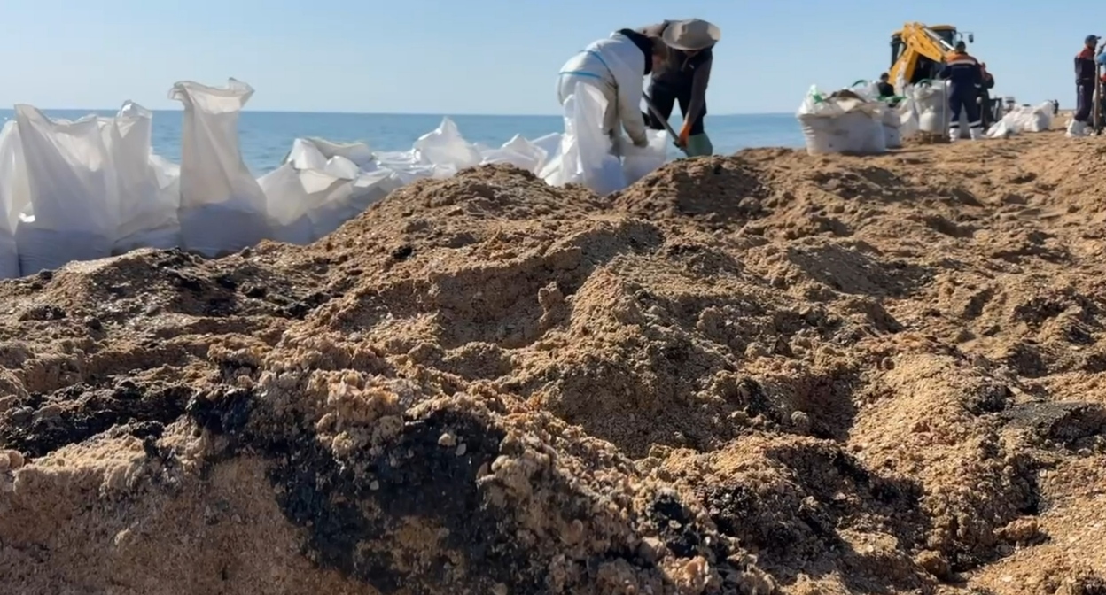 Уборка мазута на Витязевской косе. Кадр видео из телеграм-канала "Добровольцы ССЛ" https://t.me/setisitolopata/2849