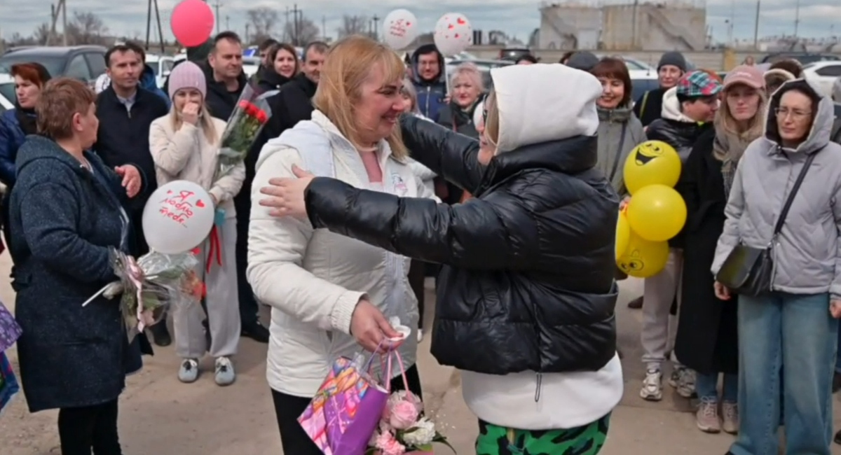 Близкие встречают Людмилу Щеколдину после выхода из колонии. Кадр видео с сайта, освещающего ситуацию с преследованием Свидетелей Иеговы в России (396 российских организаций Свидетелей Иеговы признаны экстремистскими, их деятельность в России запрещена по решению суда). Близкие встречают Людмилу Щеколдину после выхода из колонии. Кадр видео с сайта, освещающего ситуацию с преследованием Свидетелей Иеговы в России (396 российских организаций Свидетелей Иеговы признаны экстремистскими, их деятельность в России запрещена по решению суда).