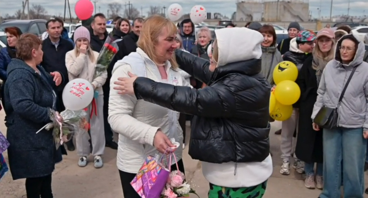 Близкие встречают Людмилу Щеколдину после выхода из колонии. Кадр видео с сайта, освещающего ситуацию с преследованием Свидетелей Иеговы в России (396 российских организаций Свидетелей Иеговы признаны экстремистскими, их деятельность в России запрещена по решению суда).