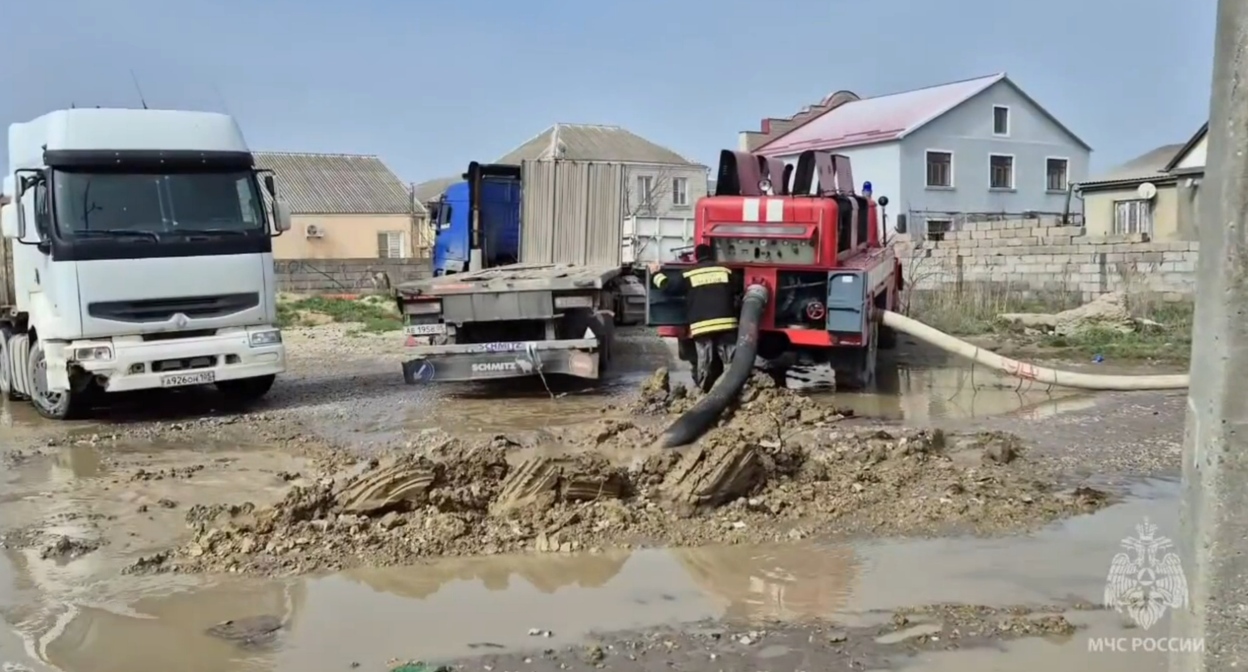Последствия наводнения в Дагестане. Кадр видео МЧС https://t.me/mchsdagestan/16964