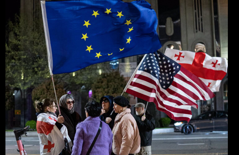 Участники протестов у парламента Грузии. Скриншот фото Publika от 19.04.26, https://www.facebook.com/photo?fbid=1736237834442426&set=pcb.1736237931109083 (деятельность компании Meta, владеющей соцсетью, запрещена  в России).
