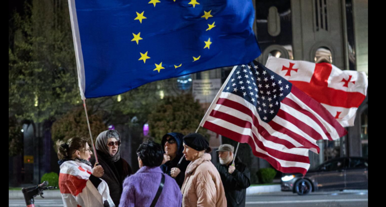 Участники протестов у парламента Грузии. Скриншот фото Publika от 19.04.26, https://www.facebook.com/photo?fbid=1736237834442426&set=pcb.1736237931109083 (деятельность компании Meta, владеющей соцсетью, запрещена в России).