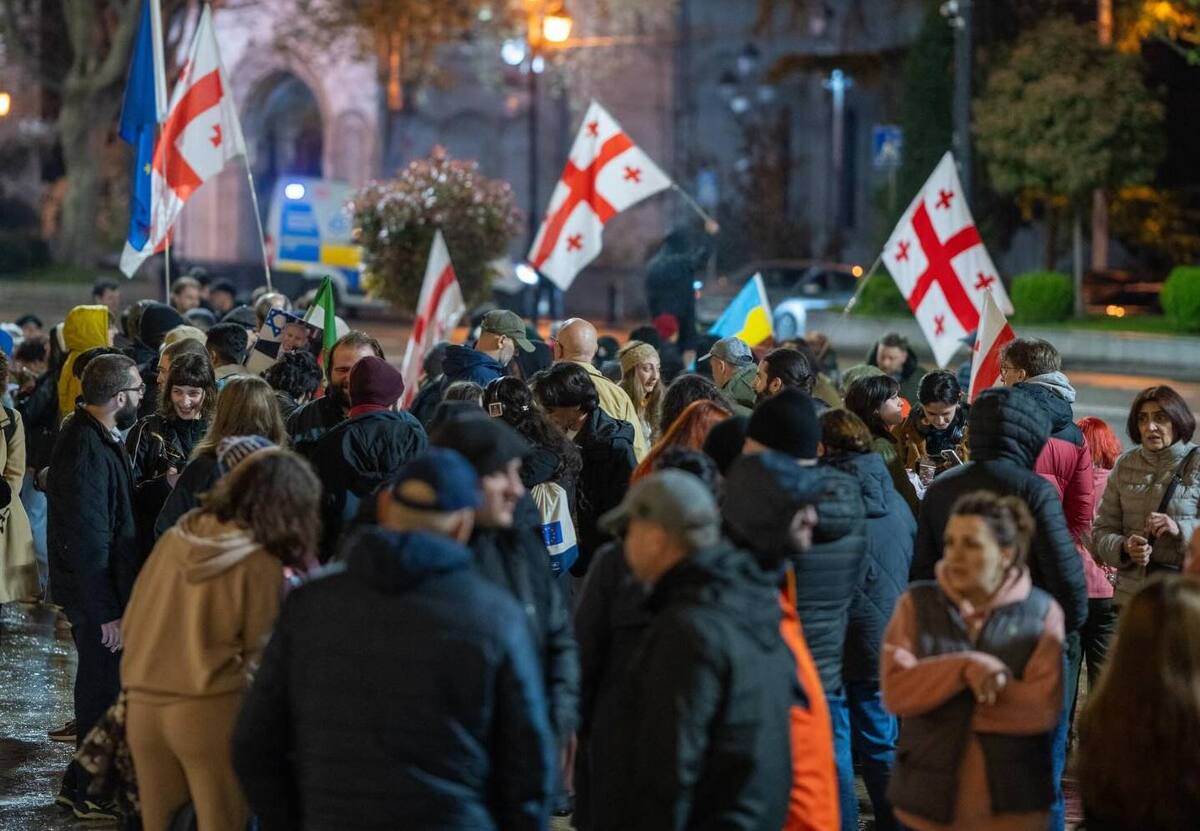 Протестующие на Руставели 21 апреля 2026 года. Фото: Nino Kikvadze / Publika Протестующие на Руставели 21 апреля 2026 года. Фото: Nino Kikvadze / Publika