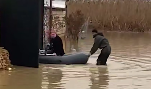 Затопленная улица в Дагестане. Стоп-кадр видео "Сапа" от 30.03.26, https://t.me/sapakavkaz/6753 Затопленная улица в Дагестане. Стоп-кадр видео "Сапа" от 30.03.26, https://t.me/sapakavkaz/6753