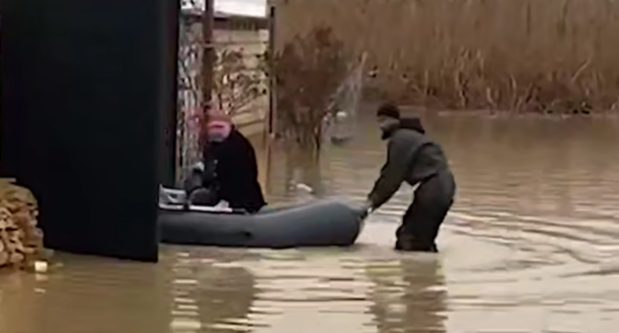Затопленная улица в Дагестане. Стоп-кадр видео "Сапа" от 30.03.26, https://t.me/sapakavkaz/6753