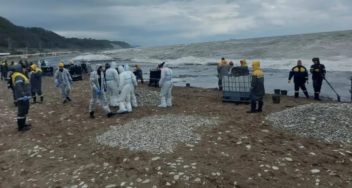 Сбор мазута вдоль береговой линии в Туапсе. Фото: Эколог Жора Каваносян / Telegram Сбор мазута вдоль береговой линии в Туапсе. Фото: Эколог Жора Каваносян / Telegram