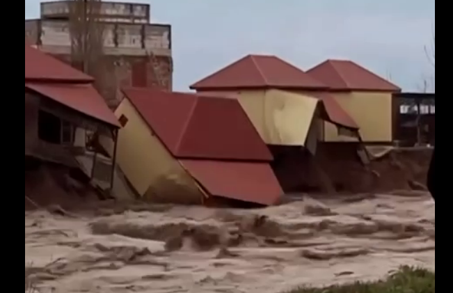Падающий в воду дом во время наводнения в Дагестане. Стоп-кадр видео "Сапа" от 05.04.26, https://t.me/sapakavkaz/6824. Падающий в воду дом во время наводнения в Дагестане. Стоп-кадр видео "Сапа" от 05.04.26, https://t.me/sapakavkaz/6824.