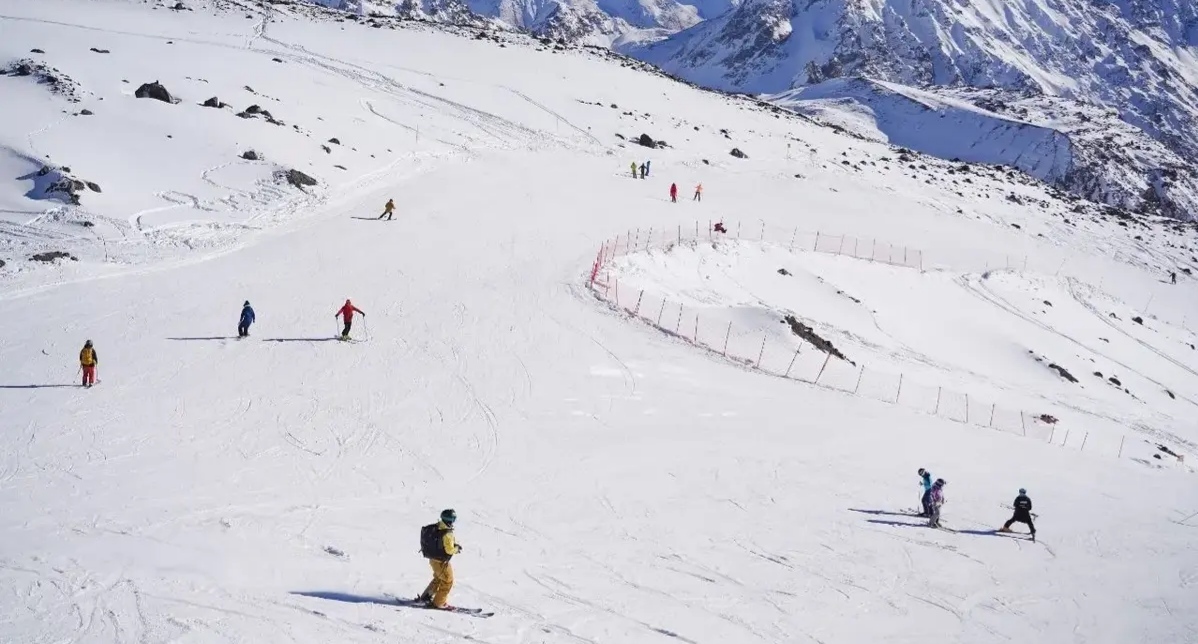 Лыжники на курорте "Эльбрус". Фото: пресс-служба курорта https://resort-elbrus.ru/ Лыжники на курорте "Эльбрус". Фото: пресс-служба курорта https://resort-elbrus.ru/