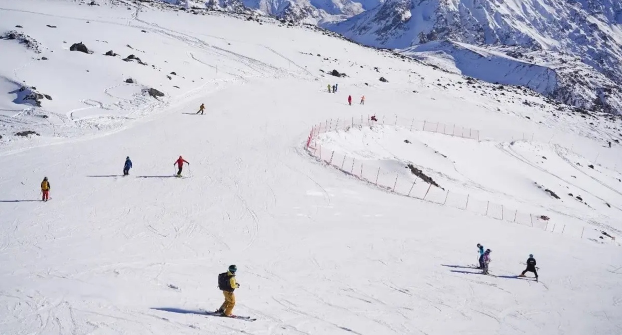 Лыжники на курорте "Эльбрус". Фото: пресс-служба курорта https://resort-elbrus.ru/