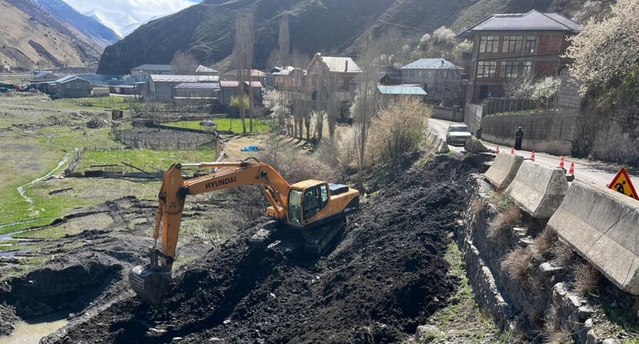 Ремонт разрушенной дороги в Чародинском районе. Апрель 2026 года. Фото: "Дагестанавтодор" https://t.me/dagavtodor/9189