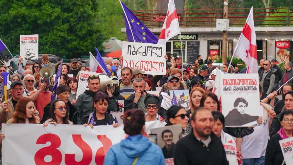 Участники акции протеста в Зугдиди. Скриншот фото Mo Se от 26.04.26, https://www.facebook.com/photo?fbid=4290374601277279&set=pcb.4290374881277251. Участники акции протеста в Зугдиди. Скриншот фото Mo Se от 26.04.26, https://www.facebook.com/photo?fbid=4290374601277279&set=pcb.4290374881277251.