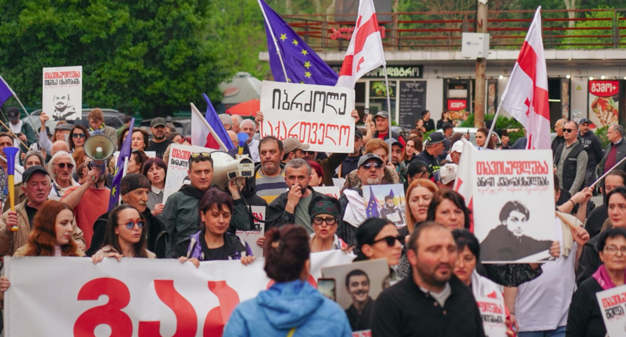 Участники акции протеста в Зугдиди. Скриншот фото Mo Se от 26.04.26, https://www.facebook.com/photo?fbid=4290374601277279&set=pcb.4290374881277251.
