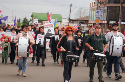 Участники акции протеста в Зугдиди. Скриншот фото Mo Se от 26.04.26, https://www.facebook.com/photo?fbid=4290374601277279&set=pcb.4290374881 Участники акции протеста в Зугдиди. Скриншот фото Mo Se от 26.04.26, https://www.facebook.com/photo?fbid=4290374601277279&set=pcb.4290374881