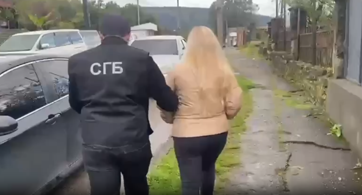 Кадр передачи сотрудниками СГБ Абхазии граждан России. Фото: СГБ Абхазии / Thttps://www.sgb.apsny.land/news/item/133-sotrudnikami-sgb-ra-zaderzhany-grazhdane-rf-i-peredany-fsb-rossii