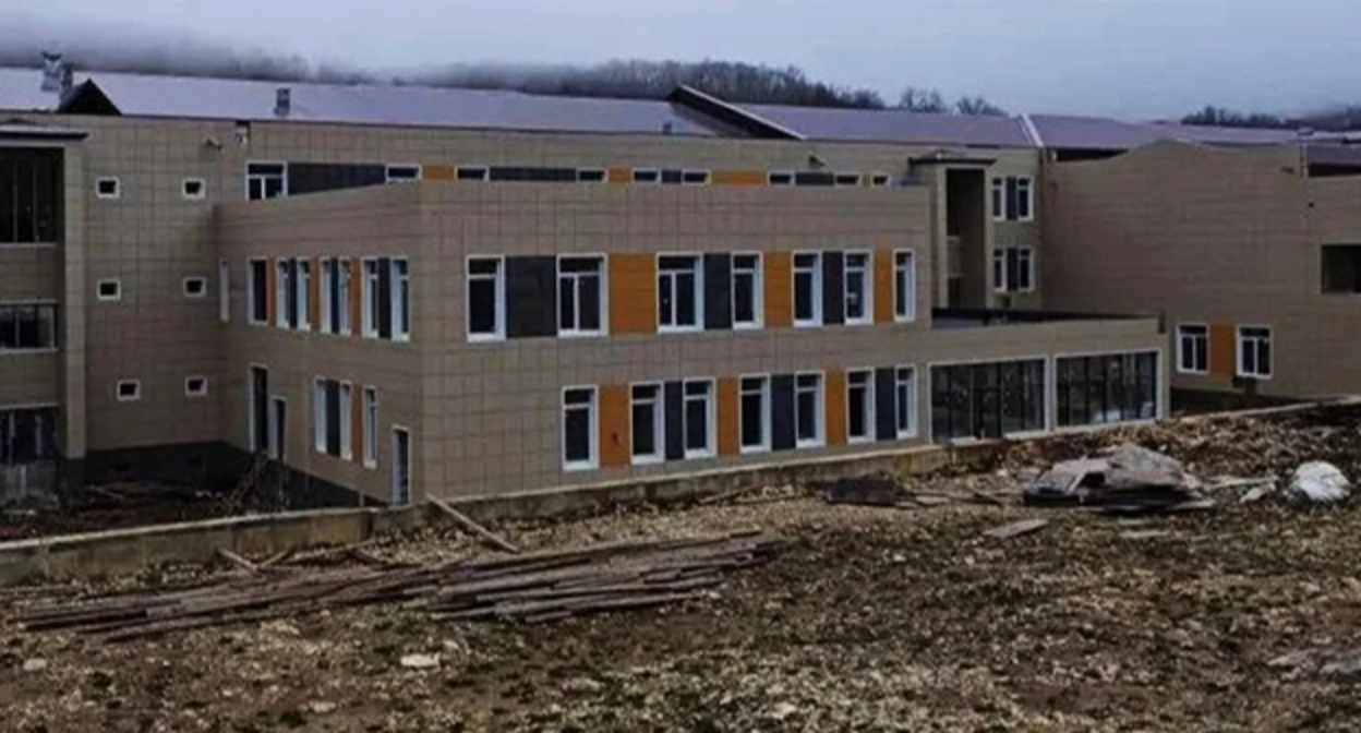 Строительство школы в селе Джавгат. Фото: https://dagpravda.ru/novosti/prokuratura-vskryla-hish-enie-40-mln-rublej-pri-stroitelstve-shkoly-v-dagestane/