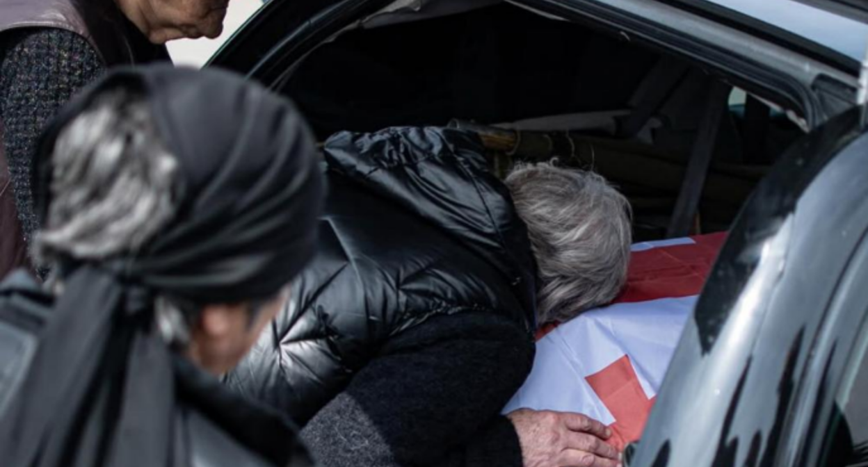 Тело грузинского бойца доставлено в Тбилиси. Скриншот фото Publika от 26.04.26.