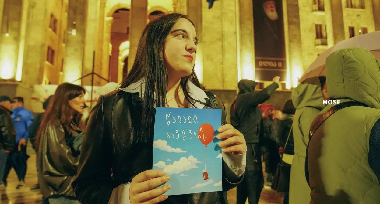 Стоп-кадр: "525-й день непрерывных протестов в Тбилиси". Фото: MO SE / Facebook