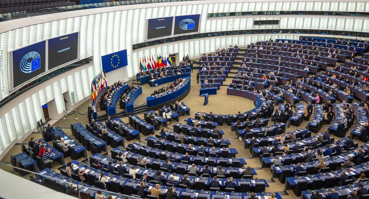 Стоп-кадр: "Европарламент отозвал аккредитацию у трех грузинских телеканалов. Фото: Publika.ge / https://publika.ge/ra-weria-saqartvelos-shesakheb-evroparlamentis-25-punqtian-rezoluciashi/