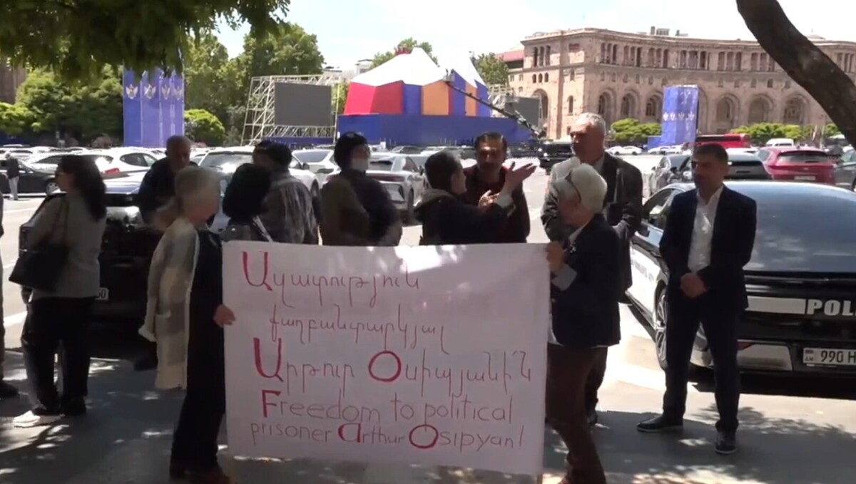 Акция с требованием освобождения Осипяна. Стоп-кадр видео Европейской партии Армении Акция с требованием освобождения Осипяна. Стоп-кадр видео Европейской партии Армении