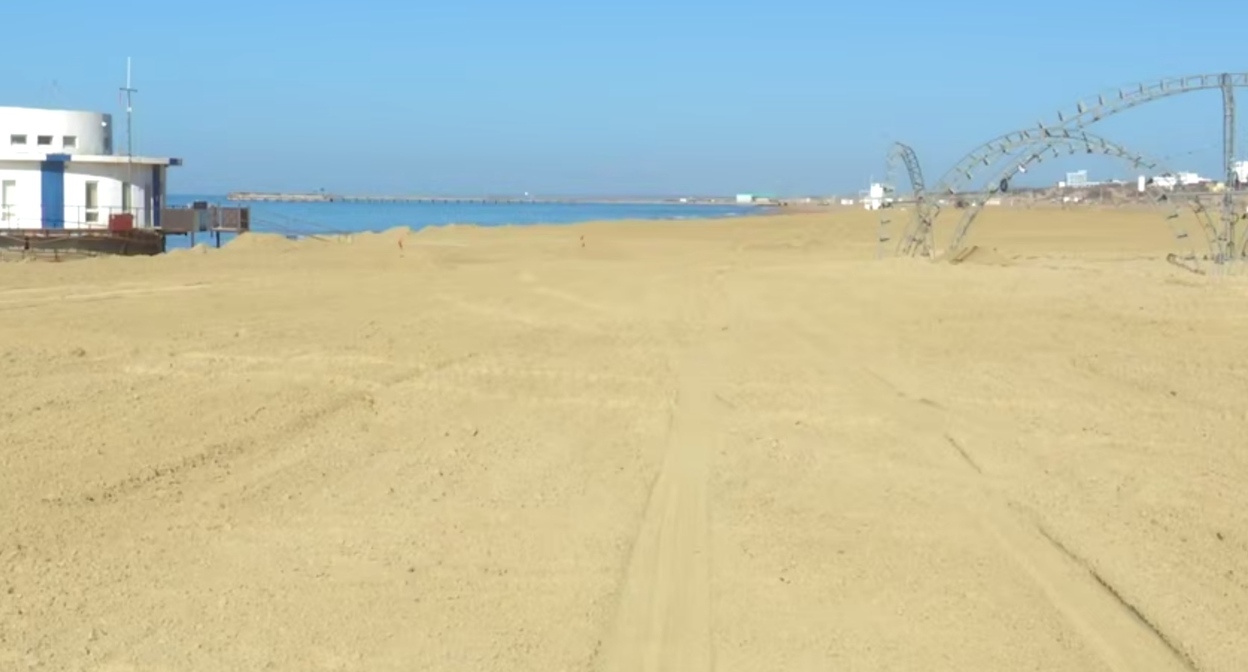 Обновленный пляж в Витязево. Стоп-кадр видео оперштаба Кубани https://t.me/opershtab23/15344
