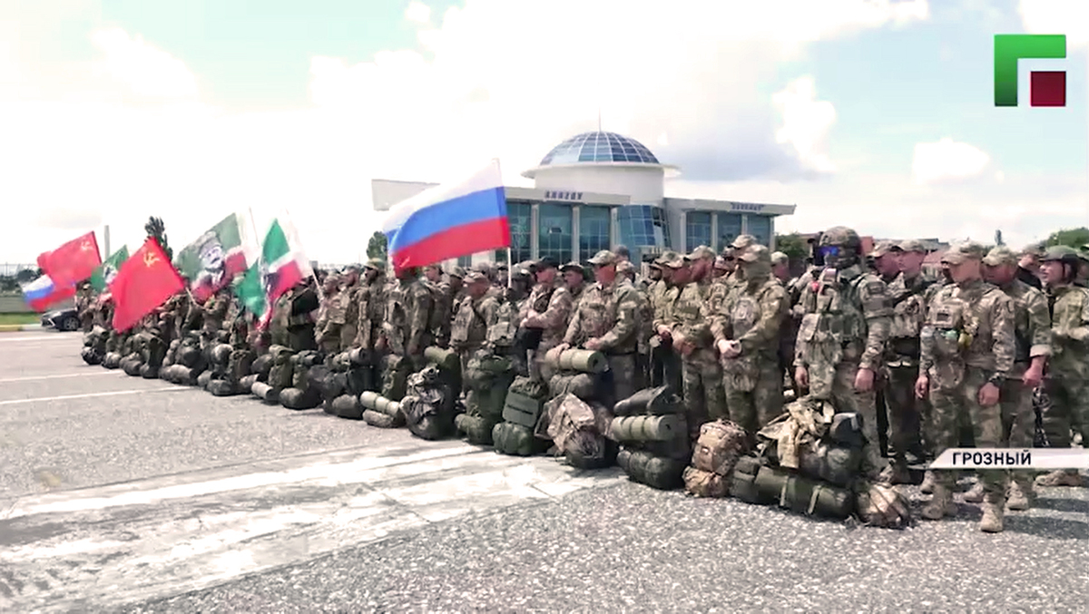 Группа бойцов перед отправкой из Чечни на Украину. Стоп-кадр из видео https://www.instagram.com/p/DZu0VvTRybZ (деятельность компании Meta (владеет Facebook, Instagram и WhatsApp) запрещена в России) Группа бойцов перед отправкой из Чечни на Украину. Стоп-кадр из видео https://www.instagram.com/p/DZu0VvTRybZ (деятельность компании Meta (владеет Facebook, Instagram и WhatsApp) запрещена в России)