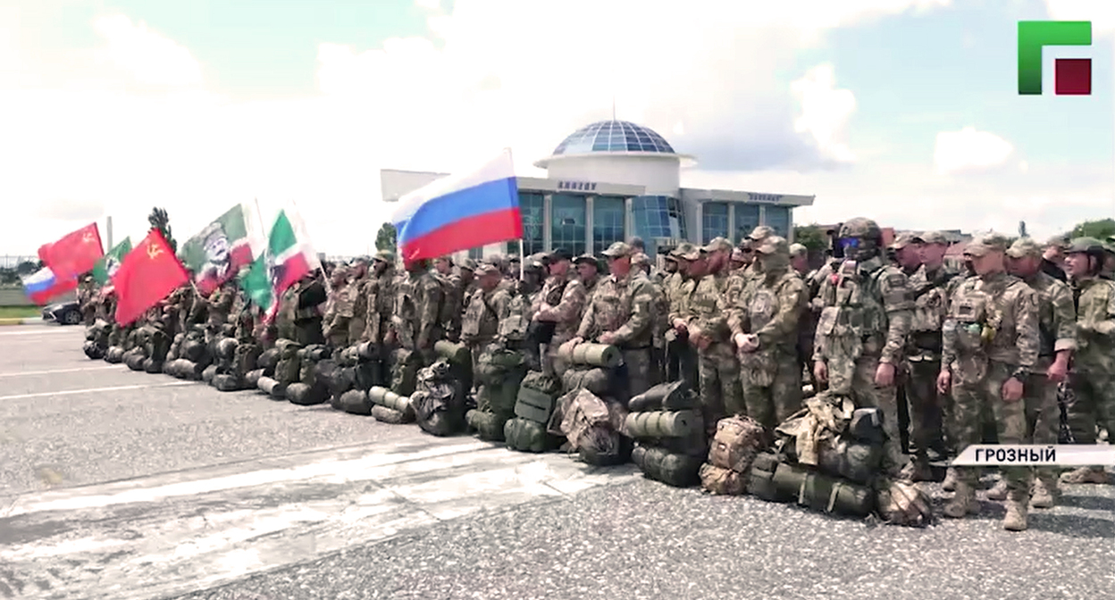 Группа бойцов перед отправкой из Чечни на Украину. Стоп-кадр из видео https://www.instagram.com/p/DZu0VvTRybZ (деятельность компании Meta (владеет Facebook, Instagram и WhatsApp) запрещена в России)