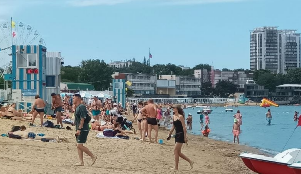 Туристы на Центральном пляже Анапы. Скриншот фото Марианны Шиловой от 20.06.26, https://t.me/fotoVideoMarianna/26581.