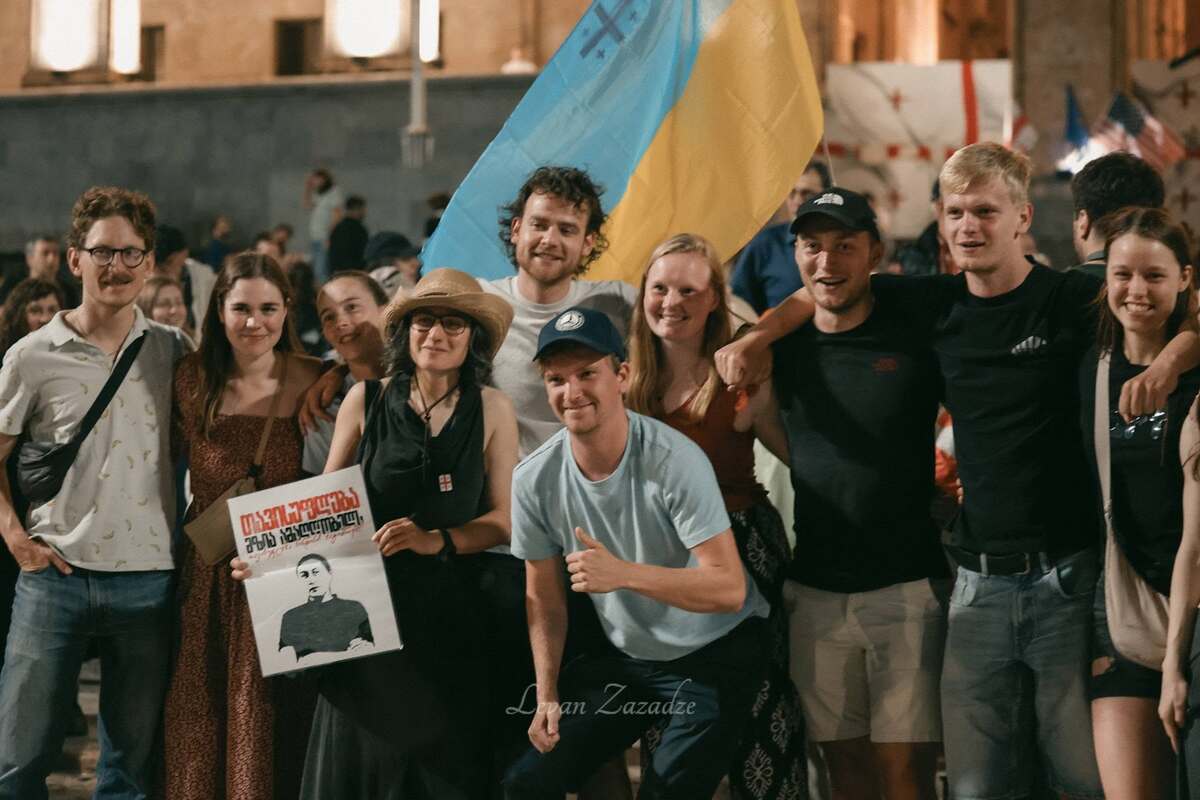 Стоп-кадр: "Протестующие в Тбилиси в 574-й день непрерывных протестов выразили солидарность с осужденной Наной Сандер". Фото: Levan Zazadze/ Facebook Стоп-кадр: "Протестующие в Тбилиси в 574-й день непрерывных протестов выразили солидарность с осужденной Наной Сандер". Фото: Levan Zazadze/ Facebook