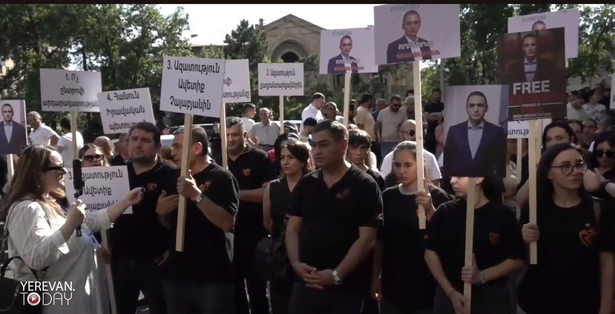 Участники акции протеста у Конституционного суда Армении. Кадр трансляции Yerevan Today Live / YouTube Участники акции протеста у Конституционного суда Армении. Кадр трансляции Yerevan Today Live / YouTube