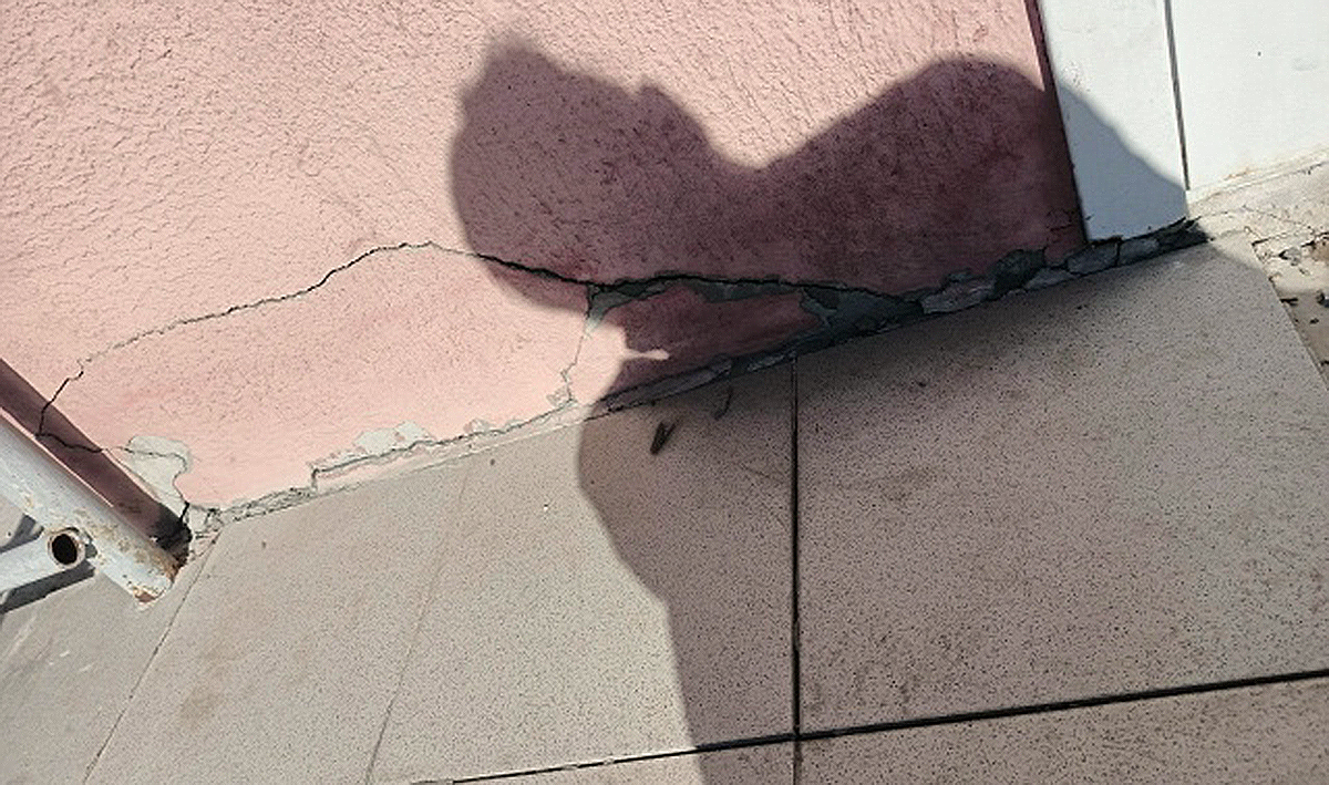 Трещина в стене дома. Скриншот изображения на странице https://vk.com/wall-62316332_12837 Трещина в стене дома. Скриншот изображения на странице https://vk.com/wall-62316332_12837
