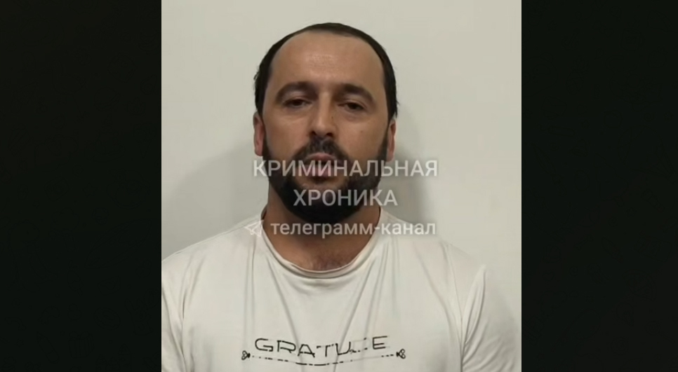 Житель Ленинкента дает пояснения силовикам о конфликте с подростками. Кадр из видео https://t.me/criminal_chronicle/8825 Житель Ленинкента дает пояснения силовикам о конфликте с подростками. Кадр из видео https://t.me/criminal_chronicle/8825