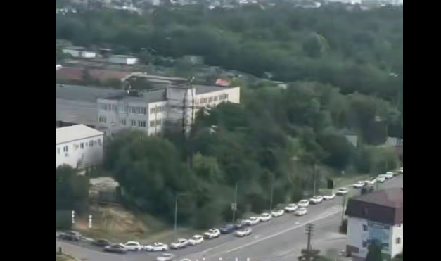 Очередь на заправку в Новороссийске. Стоп-кадр видео "Краснодар/Телетайп" от 28.06.26, https://t.me/tipichkras/80492 Очередь на заправку в Новороссийске. Стоп-кадр видео "Краснодар/Телетайп" от 28.06.26, https://t.me/tipichkras/80492