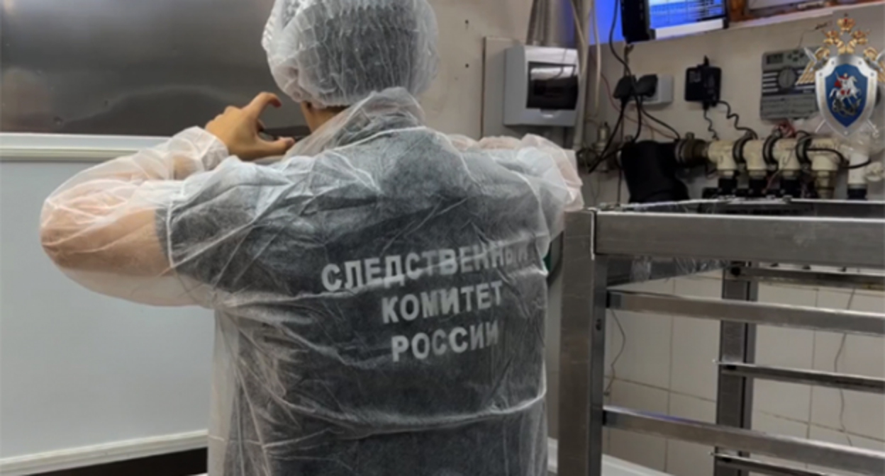 Сотрудник Следственного комитета во время проверки гастронома в Астрахани. Фото: от пресс-службы СУ СК России по Астраханской области