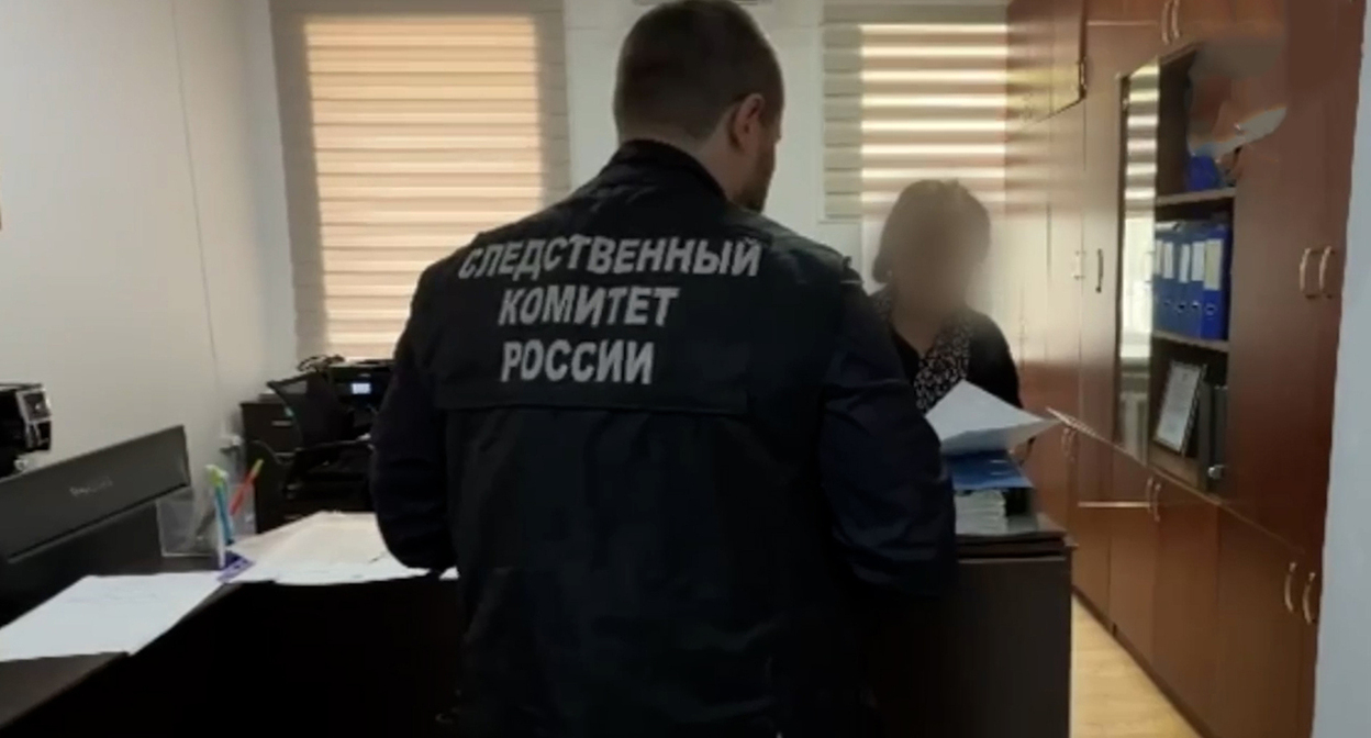 Сотрудник Следственного комитета. Скриншот видео https://www.1tv.ru/news/2026-04-13/53922