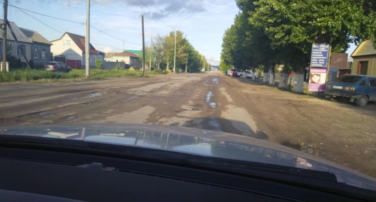 Стоп-кадр разбитых дорог в поселке "Красный Яр" в Волгоградской области. Фото: V1.ru. / https://v1.ru/text/transport/2026/07/01/76509075/