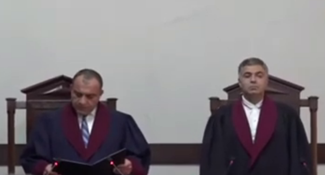 Судья Конституционного суда зачитывает решение. Стоп-кадр видео Armenia Today от 04.07.26, https://armeniatoday.am/politics-ru/internal-policy/1097272/