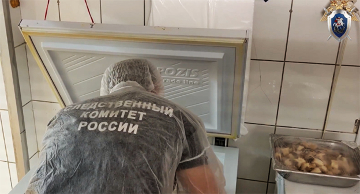 Сотрудник Следственного комитета во время осмотра гастронома в Астрахани. Фото: Следственный комитет России