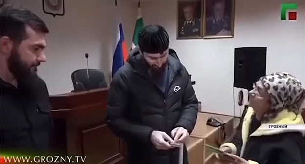 Руководитель Центра исламской медицины Адам Эльжуркаев и жительница Грозного, которой вменено занятие колдовством. Стоп-кадр из видео https://www.instagram.com/p/DaqPUA_oNu_ (деятельность компании Meta (владеет Facebook, Instagram и WhatsApp) запрещена в России) Руководитель Центра исламской медицины Адам Эльжуркаев и жительница Грозного, которой вменено занятие колдовством. Стоп-кадр из видео https://www.instagram.com/p/DaqPUA_oNu_ (деятельность компании Meta (владеет Facebook, Instagram и WhatsApp) запрещена в России)