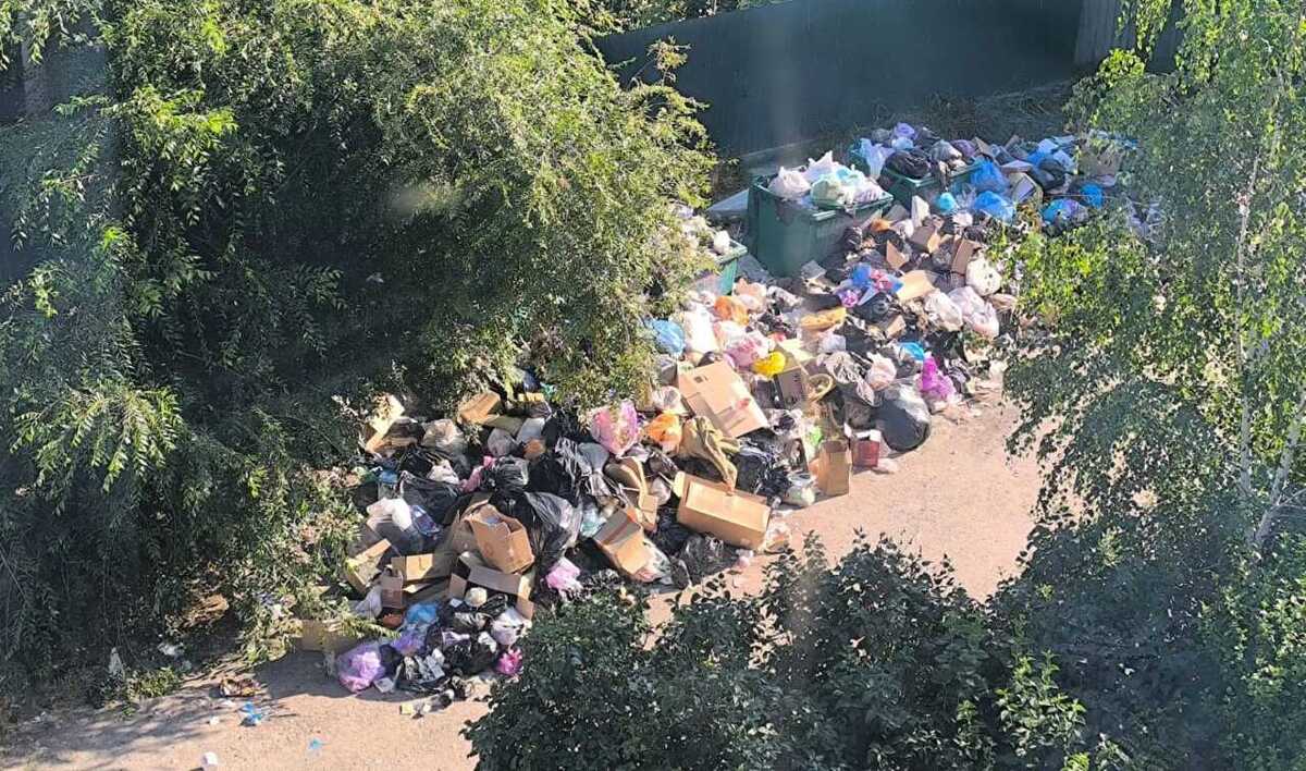 Свалка под окнами многоквартирного дома. Фото предоставлено "Кавказскому узлу" местными жителями.
