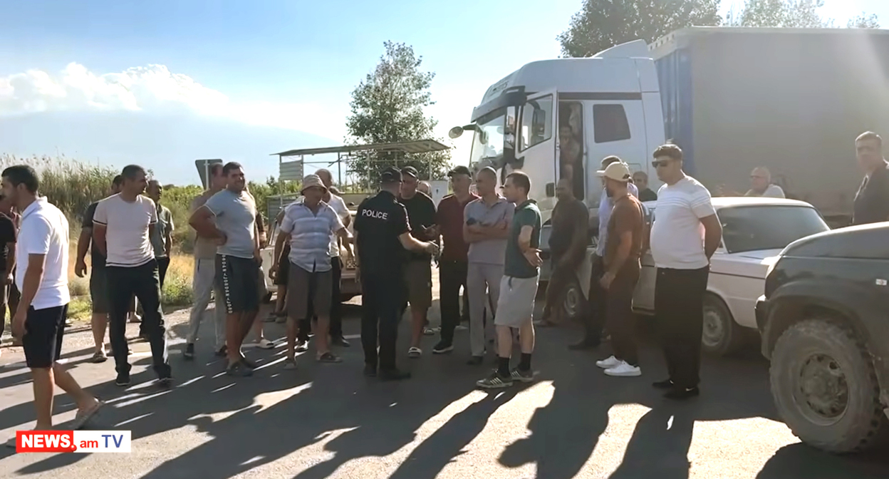 Жители Армении блокируют трассу Ереван – Ерасх. Кадр из видео https://www.youtube.com/watch?v=9QCq9G5VaJE