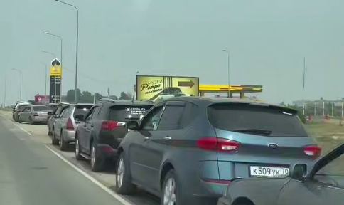 Очередь на АЗС. Стоп-кадр видео Краснодар/Телетайп от 22.07.26, https://t.me/tipichkras/81260 Очередь на АЗС. Стоп-кадр видео Краснодар/Телетайп от 22.07.26, https://t.me/tipichkras/81260